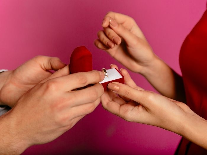 Tips for Picking Out That Romantic Valentines Day Gift For Her - VerveJewels