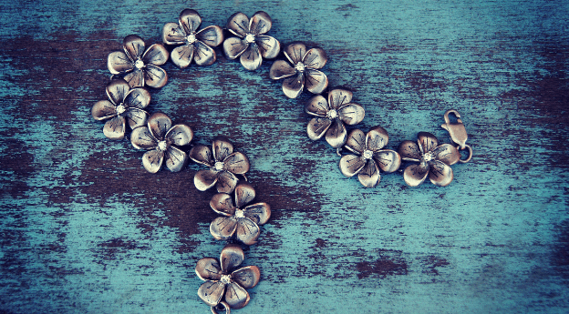 Imitation or real- jewelleries of all kind are present on online stores. - VerveJewels